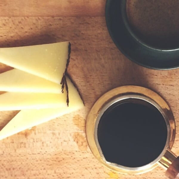 Ako kombinovať výberovú kávu a syr