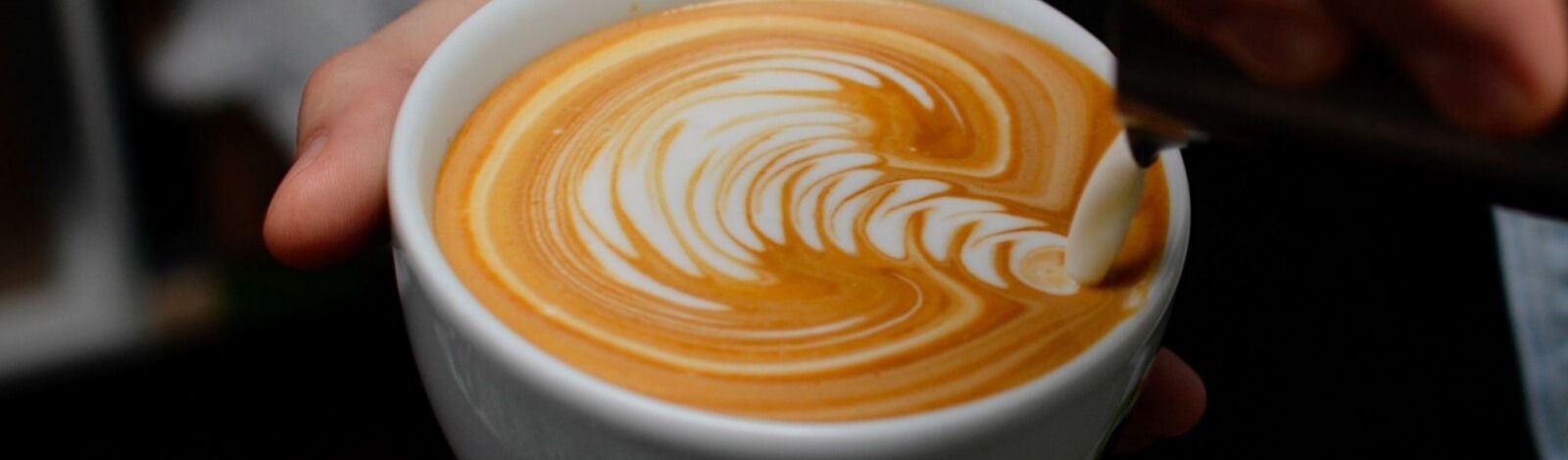 Ako môžu baristi napeniť mlieko pre specialty kávu bez použitia pary?